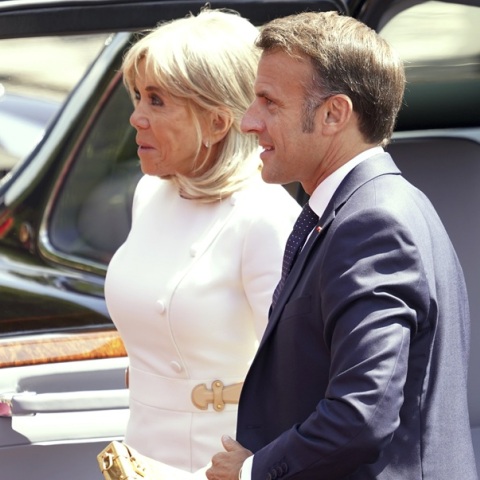 Μπριζίτ Μακρόν: Του το ξανάκανε! Αγνόησε επιδεικτικά τον Γάλλο Πρόεδρο κατά την άφιξή τους στη Βρετανία