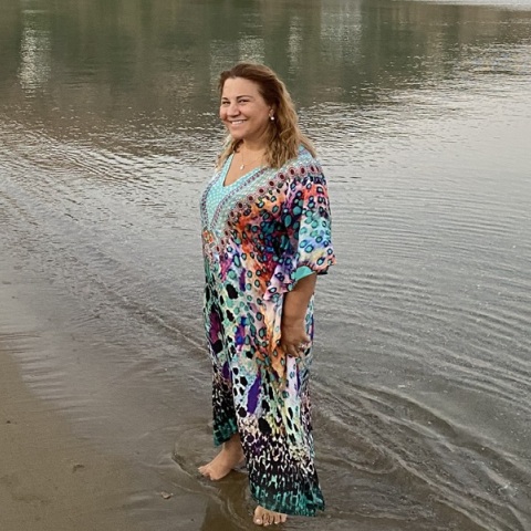 Η Δέσποινα Μοιραράκη στην παραλία Άγριο Λιβάδι στην Πάτμο