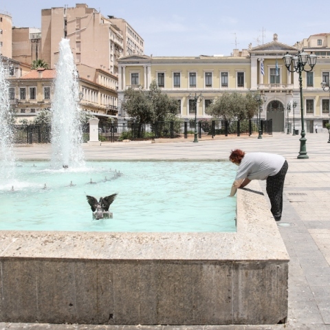 Καιρός, συντριβανι, περαστικοι