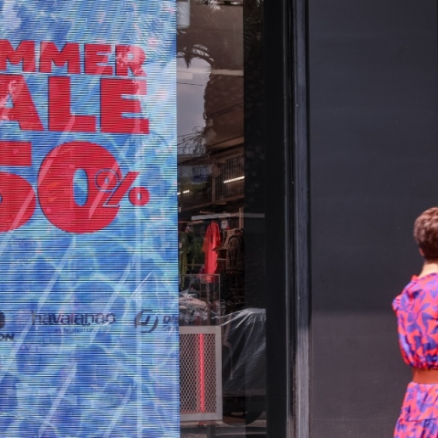 Θερινές εκπτώσεις, βιτρινα καταστηματος