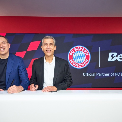 Ο Διευθύνων Σύμβουλος της Kaizen Gaming, Γιώργος Δασκαλάκης, και ο Αντιπρόεδρος της FC Bayern, Michael Diederich, υπογράφουν τη συνεργεργασία ανάμεσα στο Betano και την Μπάγερν Μονάχου.