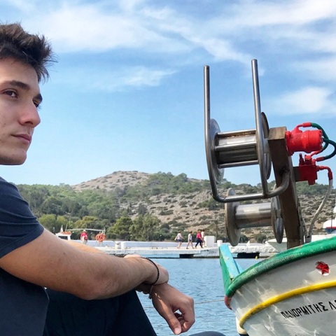 Ο Γιώργος Κακοσαίος μάς μιλά για τη δική του Σύμη