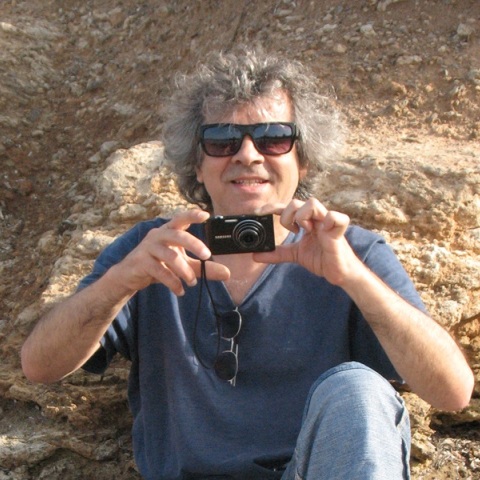 Ο Νίκος Κυπουργός μάς περιγράφει τη δική του Σύρο