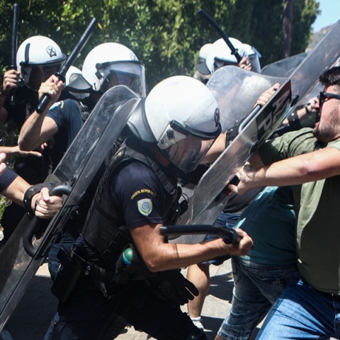 Ένταση και επεισόδια έξω από τη σύνοδο των Πρυτάνεων στην Ανάβυσσο