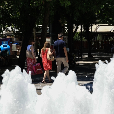 Δήμος Αθηναίων, συντριβανι, περαστικοι