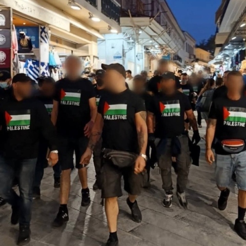 Μέλη του Ρουβίκωνα στους δρόμους της Αθήνας