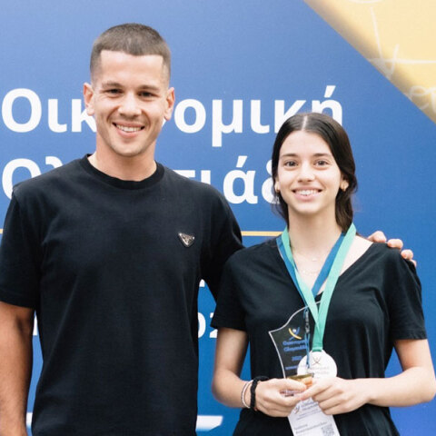  Ο Παραολυμπιονίκης Νίκος Παπαγγελής, φετινός ambassador του θεσμού, με την Ιωάννα Αναστασοπούλου, μαθήτρια της Α’ Λυκείου, που τερμάτισε πρώτη