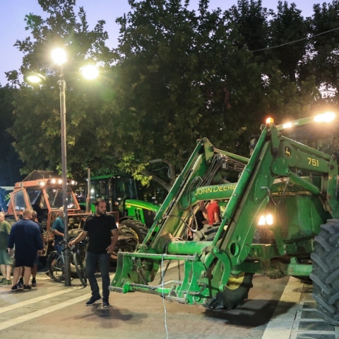 αγροτες στο κέντρο της Λάρισας