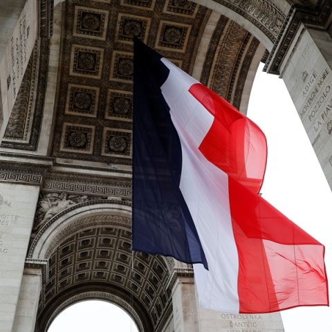 Πολιτική κρίση στη Γαλλία: Η Λεπέν απειλεί να ρίξει την κυβέρνηση Μπαϊρού αν επιμείνει στο «μνημόνιο»