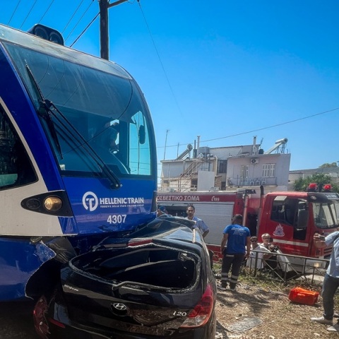 Πάτρα: Η στιγμή της σύγκρουσης του Προαστιακού με ΙΧ 