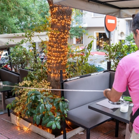 Κλιμάκιο του Δήμου Αθηναίων διεξάγει ελέγχους στο Κολωνάκι