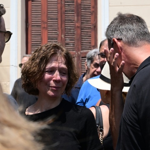 Συντετριμμένοι οι Γιώργος Καπουτζίδης και Ράνια Σχίζα στην κηδεία του Γεράσιμου Μιχελή