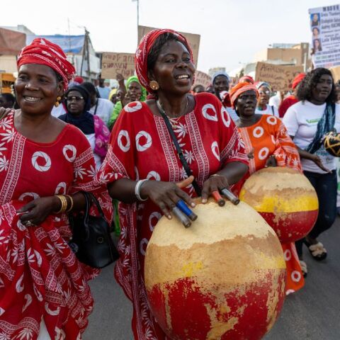 Το γνωστότερο θέατρο της Σενεγάλης απαγόρευσε περούκες και extensions...για μια μέρα