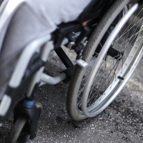 άτομο με αναπηρικο καροτσακι