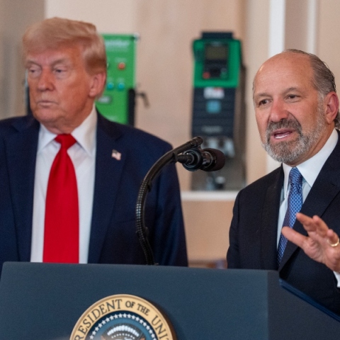 Ο πρόεδρος των ΗΠΑ, Ντόναλντ Τραμπ με τον υπουργού Εμπορίου, Χάουαρντ Λούτνικ 