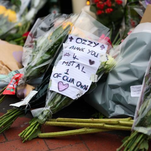 Οι οπαδοί αποτίουν φόρο τιμής στον Όζι Όσμπορν στο Μπέρμιγχαμ