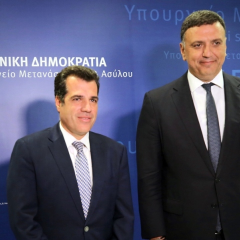 Ο υπουργός Μετανάστευσης και Ασύλου Θάνος Πλεύρης με τον υπουργό Ναυτιλίας και Νησιωτικής Πολιτικής Βασίλη Κικίλια 