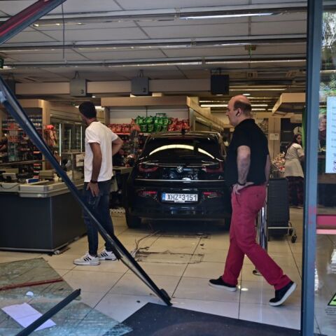 ΑΥΤΟΚΙΝΗΤΟ ΕΠΕΣΕ ΣΕ ΠΡΟΣΟΨΗ ΣΟΥΠΕΡ ΜΑΡΚΕΤ ΣΤΗ ΝΙΚΑΙΑ (ΚΩΣΤΑΣ ΤΖΟΥΜΑΣ/EUROKINISSI)