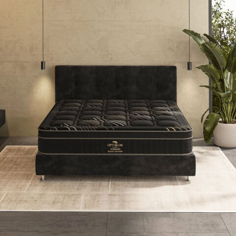 Πολυτελές διπλό κρεβάτι με μαύρο στρώμα Media Strom σε κομψό υπνοδωμάτιο με φυσικό φωτισμό και πράσινα φυτά