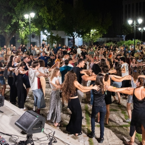 Δήμος Αθηναίων, ανθρωποι χορευουν μπαντα, μουσικη