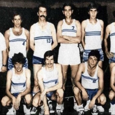 Ο Αριστείδης Μούμογλου (δεύτερος από αριστερά στην πάνω σειρά) με την ομάδα του Ηρακλή