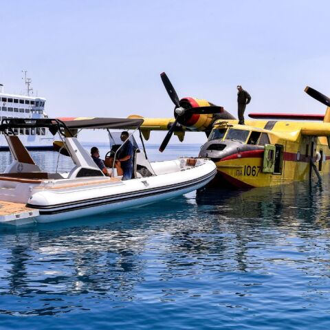 Κορινθιακός: Στο Κιάτο το πυροσβεστικό αεροσκάφος μετά την αναγκαστική προσθαλάσσωση