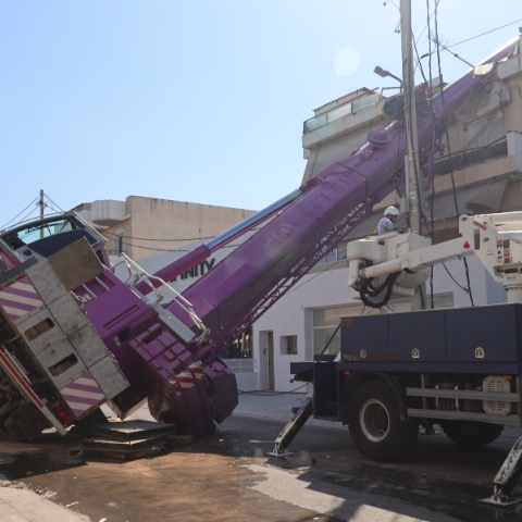 Γερανός έπεσε πάνω σε κατοικία στο Περιστέρι