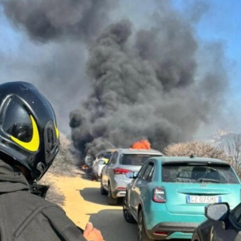 Ιταλία: Μεγάλη φωτιά σε παραλία της Σαρδηνίας