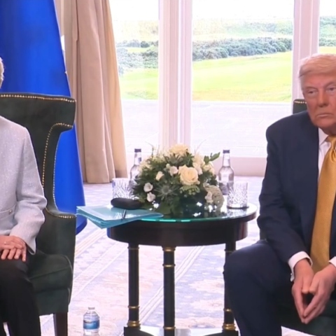 Ο Ντόναλντ Τραμπ την πρόεδρο της Ευρωπαϊκής Επιτροπής Ούρσουλα φον ντερ Λάιεν στη Σκωτία