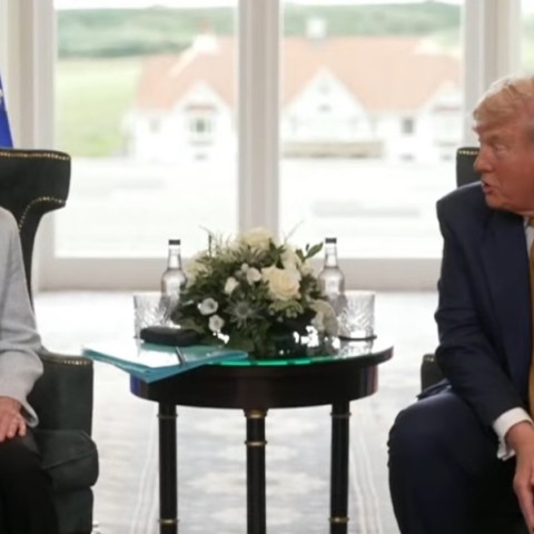 Ο Ντόναλντ Τραμπ με την πρόεδρο της Ευρωπαϊκής Επιτροπής Ούρσουλα φον ντερ Λάιεν