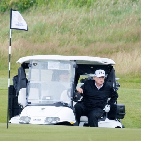 Στα πράσα: Ο Τραμπ πιάστηκε από την κάμερα να «κλέβει στο γκολφ»