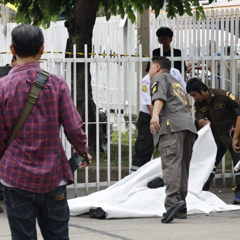 Τουλάχιστον έξι νεκροί από επίθεση ενόπλου σε αγορά τροφίμων της Μπανγκόκ