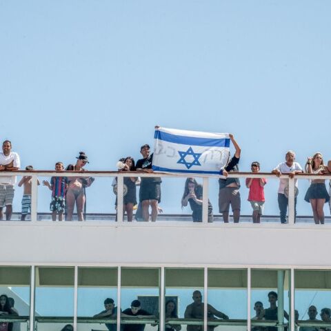 ΔΙΑΜΑΡΤΥΡΙΑ ΓΙΑ ΤΗΝ ΑΦΙΞΗ ΤΟΥ ΙΣΡΑΗΛΙΝΟΥ ΚΡΟΥΑΖΕΡΟΠΛΟΙΟΥ "CROWN IRIS" ΣΤΟ ΛΙΜΑΝΙ ΤΟΥ ΑΓΙΟΥ ΝΙΚΟΛΑΟΥ ΣΤΗΝ ΚΡΗΤΗ (ΑΝΤΩΝΗΣ ΖΟΥΡΙΔΑΚΗΣ/EUROKINISSI)