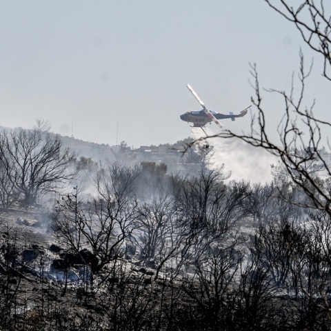 Φωτιά στην Πολυτεχνειούπολη: Τι εξετάζει η Πυροσβεστική περί σύνδεσης δύο εστιών