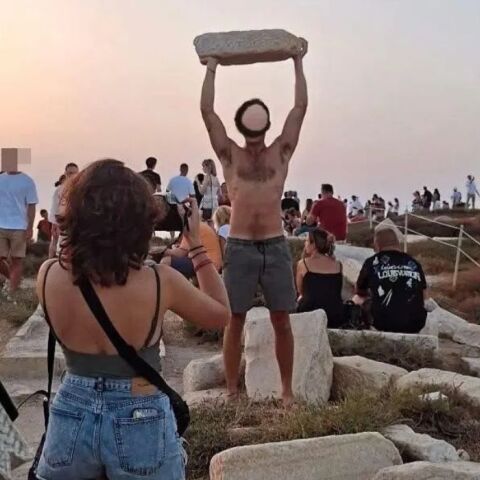 Νάξος: Αντιδράσεις για τον τουρίστα που σήκωσε μαρμάρινη πλάκα σε αρχαιολογικό χώρο για να φωτογραφηθεί