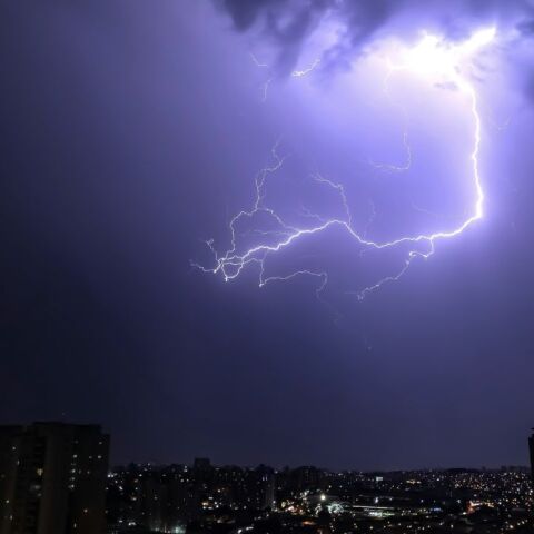 Kατεγράφη αστραπή 829 χιλιομέτρων - Ισοδυναμεί με απόσταση από το Παρίσι στη Βενετία