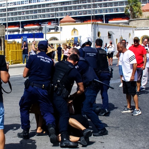 Παραπληροφόρηση ότι το βίντεο που απεικονίζει σύλληψη στη Ρόδο τραβήχτηκε στη Δυτική Όχθη το 2020