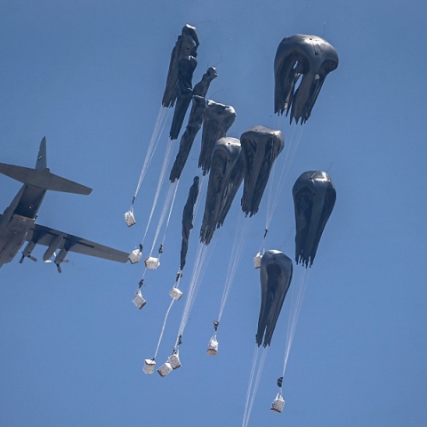 Ρίψη ανθρωπιστικής βοήθειας από αέρος από τον Βασιλικό Στρατό της Ιορδανίας πάνω από τη βόρεια Λωρίδα της Γάζας