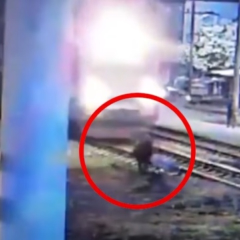 Ρωσία: Άνδρας σώζεται τελευταία στιγμή από περαστικό πριν περάσει το τρένο - Βίντεο