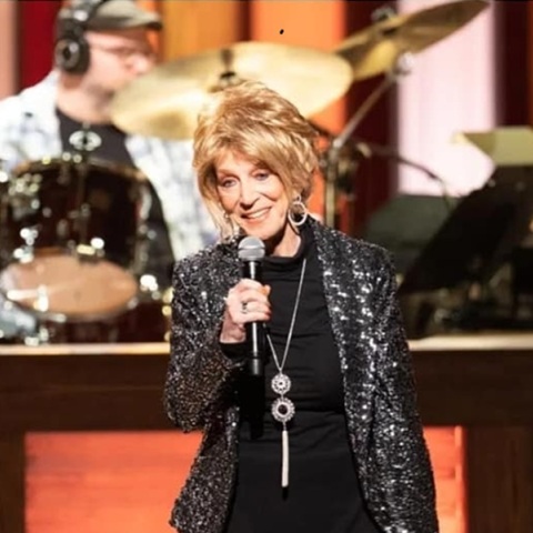 Πέθανε η εμβληματική τραγουδίστρια της country μουσικής, Τζίνι Σίλι