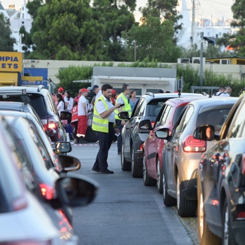 Έφυγε το πρώτο κύμα εκδρομέων για διακοπές του Αυγούστου - Γεμάτα αναχωρούν τα πλοία για τα νησιά 
