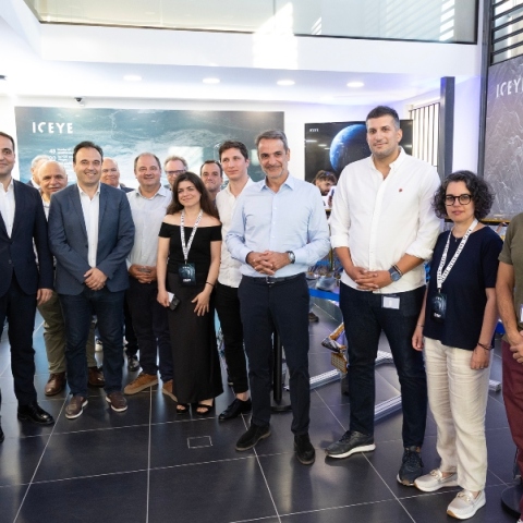 Eπίσκεψη του Μητσοτάκη στις εγκαταστάσεις της ICEYE στο Νέο Ψυχικό