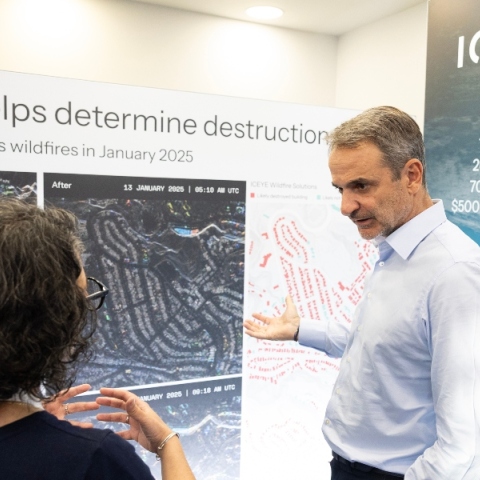 Eπίσκεψη του Μητσοτάκη στις εγκαταστάσεις της ICEYE στο Νέο Ψυχικό