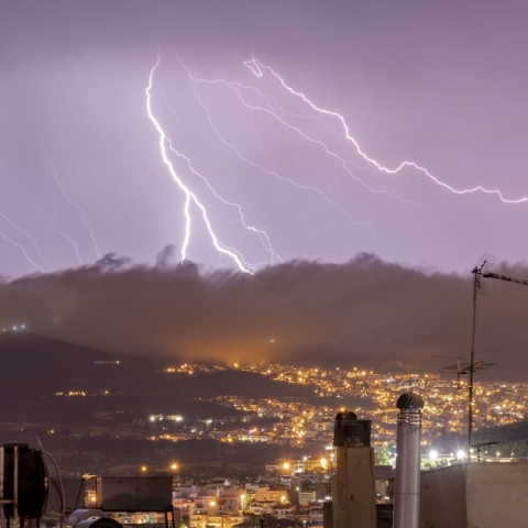 κεραυνοι πανω απο πολη