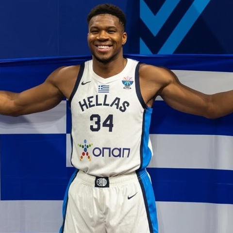 Γιάννης Αντετοκούνμπο: Οι πρώτες φωτογραφίες με τη γαλανόλευκη για να… διώξει το «μάτι»