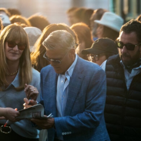Τζορτζ Κλούνεϊ και Άνταμ Σάντλερ στην ταινία Jay Kelly