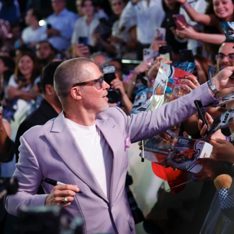 Ο Μπραντ Πιτ υπογραφει αυτογραφα