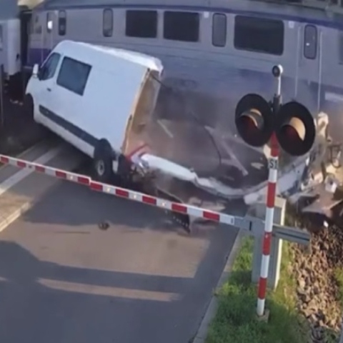 συγκρουση τρενου με βαν στη Πολωνια