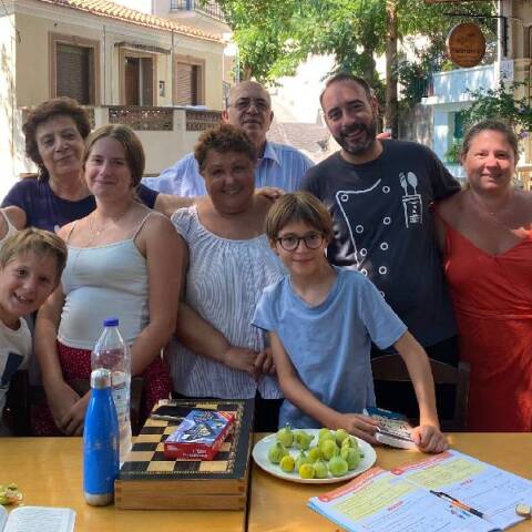 Η γαλλική και η ελληνική «οικογένεια» της Ζοζέτ στην πλατεία του Μεσότοπου Λέσβου