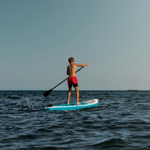 Λήμνος, παιδί σε σανίδα SUP